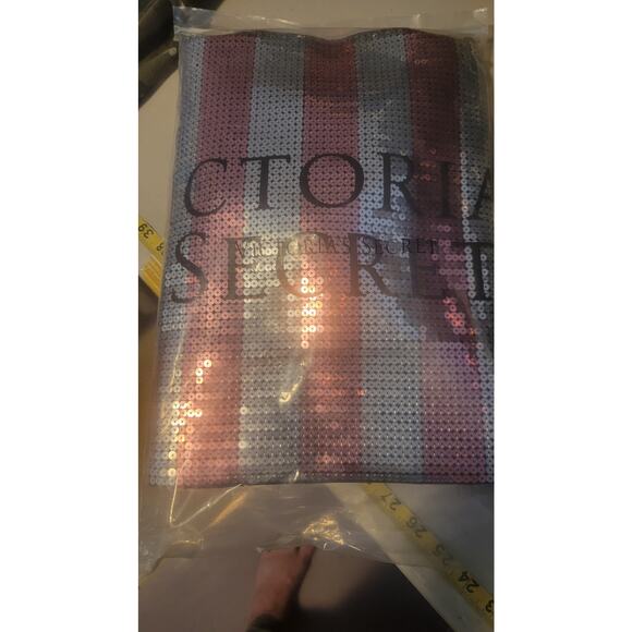 NIB Victoria's Secret Sequence Weekender Tote Travel Bag Sells for $98 New - Picture 6 of 9